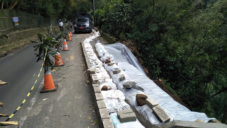 Jalan Kolmas di Curug Pelangi KBB yang Longsor 2 Tahun Lalu Diperbaiki pada 2023