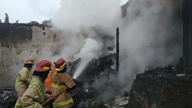 Gudang Kasur di Gunungguruh Sukabumi Terbakar, Api Merembet ke Rumah Warga