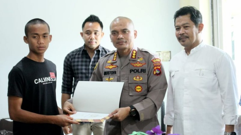 Demo sambil Bawa Belati, Mahasiswa Ini Malah Jadi Anak Asuh Kapolresta Mataram