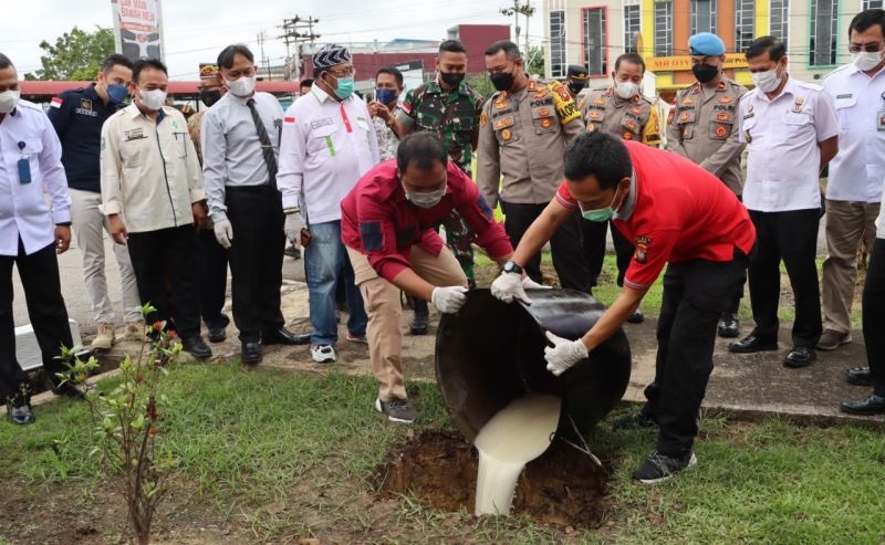 Sabu 4 Kg Asal Malaysia Dimusnahkan dengan Dilarutkan dalam Cairan Disinfektan dan Solar
