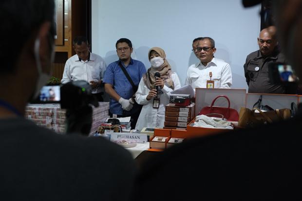 Kanwil Pajak DIY Serahkan Tersangka dan Barang Bukti Pemalsuan SPT ke Kejaksaan