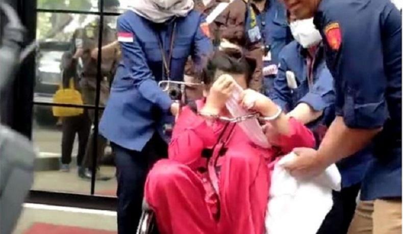 Dijemput Paksa, Wanita Emas Teriak Histeris saat Dibawa ke Mobil Tahanan