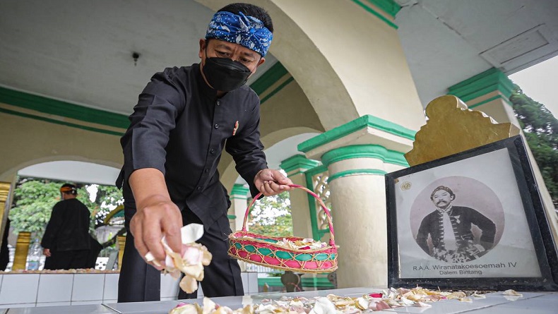 Ingat Jasa Karuhun Bandung, Pejabat dan ASN Ziarah ke Makam Rd Adipati Wiranatakusumah II