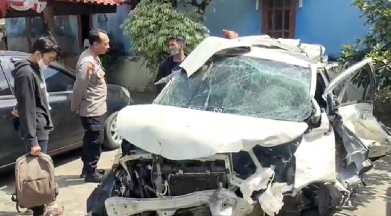 Minibus di Kediri Hancur Tertabrak Kereta Api, 1 Tewas 1 Luka Parah 