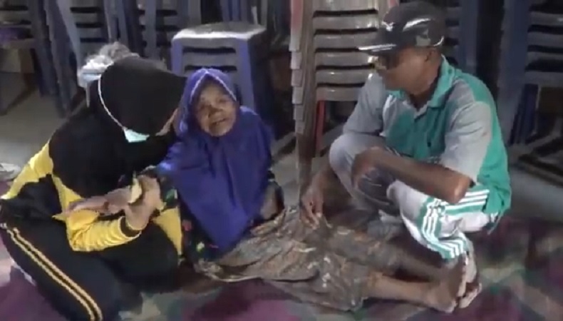 Mbah Ponirah, Nenek Ponorogo yang Hidup Sebatang Kara di Rumah Penuh Sampah Dievakuasi