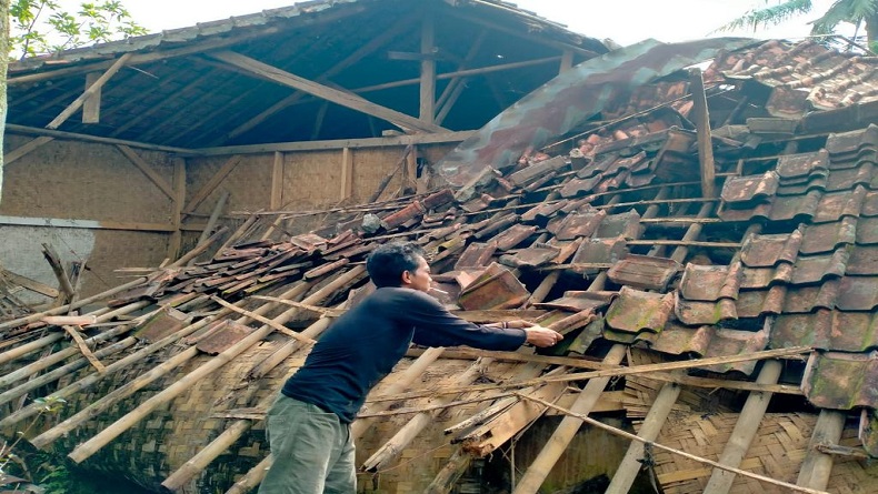 Rumah Warga Cipatat KBB Tiba-tiba Ambruk, Penghuni Nyaris Tertimpa Puing