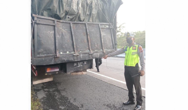 Elf Tabrak Truk di Tol Bawen-Ungaran, 7 Korban Selamat Dibawa ke RSUD Ungaran
