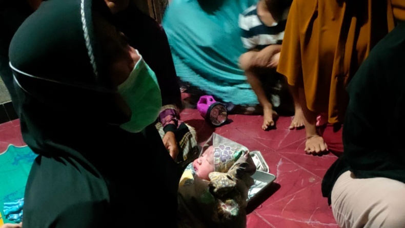 Dengar Tangisan saat Perbaiki Pancing, Pasutri Ini Temukan Bayi di Tas Kuning
