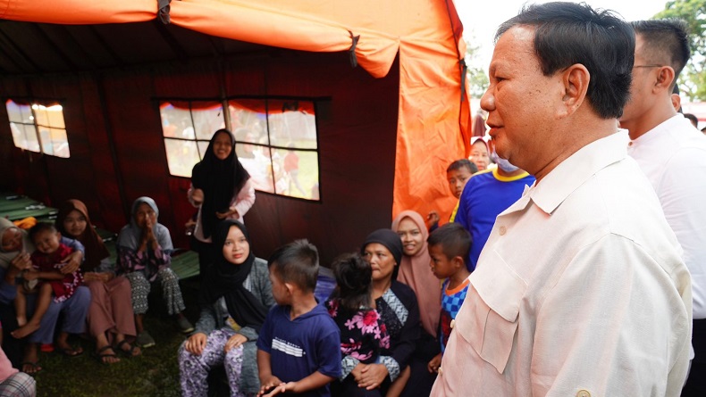 Prabowo Cek Kondisi Pengungsi Bencana Tanah Bergerak di Bojong Koneng Bogor
