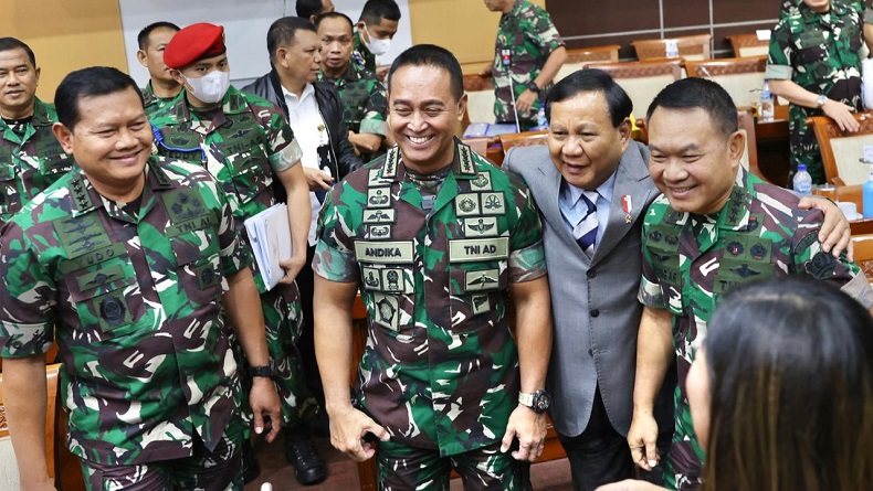 Momen Prabowo Rangkul Andika dan Dudung di Rapat DPR