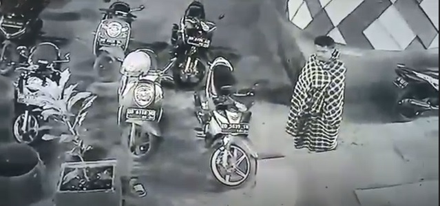 Terekam CCTV Saat Curi Motor di Masjid, Pria Ini Ditangkap Polisi