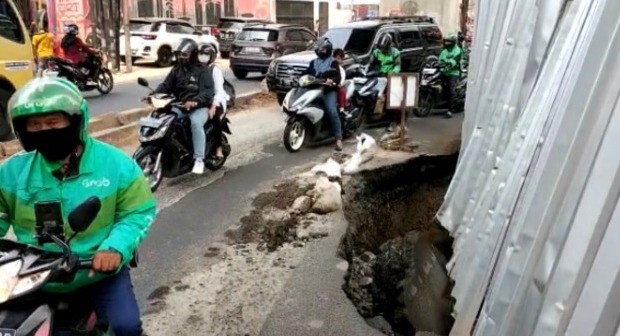 Jalan Ciledug Raya Amblas Bahayakan Pengendara Motor