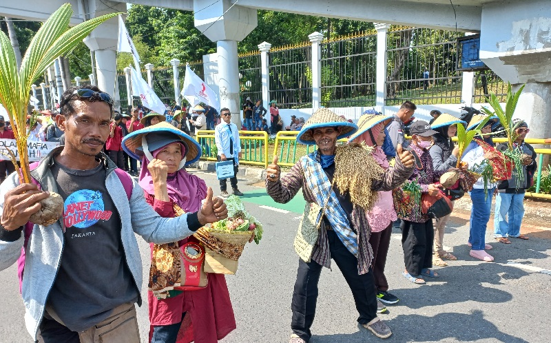 Unjuk Rasa di Depan Gedung DPR, Ini Penampakan Para Petani Bawa Hasil Bumi