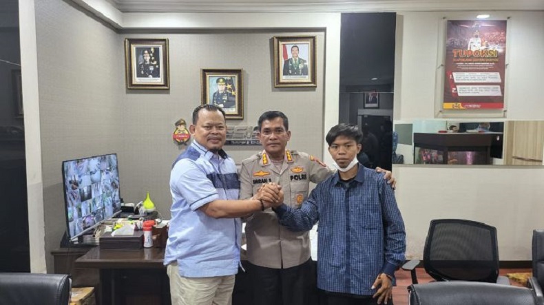 Berjabat Tangan, Wakil Ketua DPRD Depok dan Sopir Truk yang Diinjaknya Sepakat Damai
