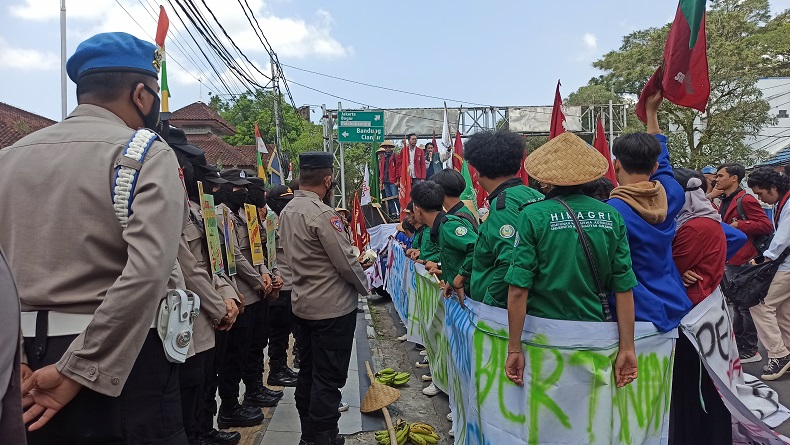 Tuntut Reforma Agraria di Sukabumi, Mahasiswa Terlibat Aksi Dorong dengan Polisi