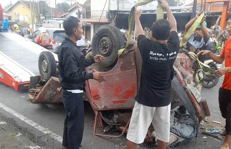 Mobil Hancur Tabrak Pembatas Jalan sampai Terbalik, Pengemudi Hanya Luka Ringan