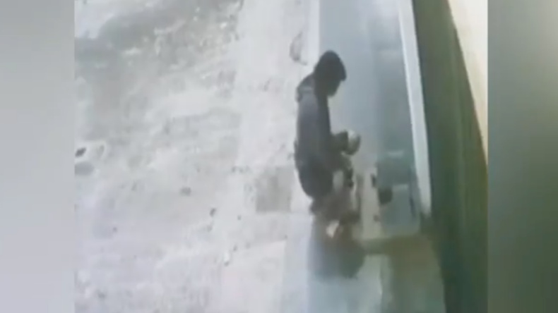Pemulung di Palembang Curi Keran Air PDAM, Aksinya Terekam CCTV