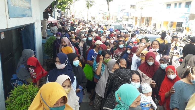 Operasi Pasar Sembako Murah di Tegal Diserbu Ratusan Warga