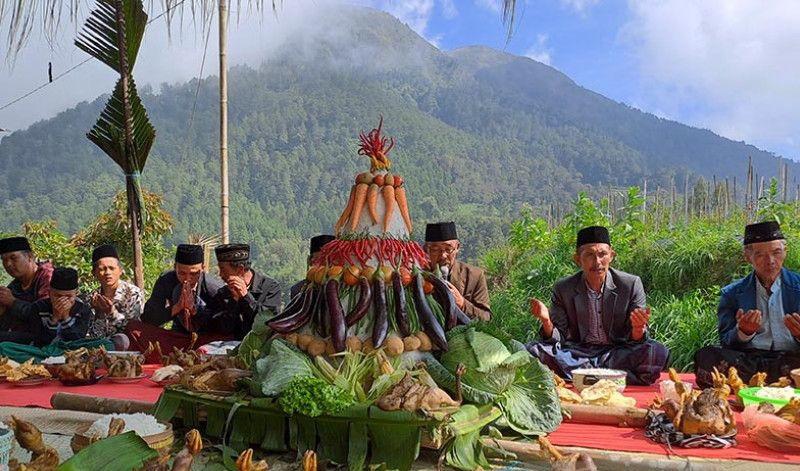  Tradisi Tumpeng Jangka, Ratusan Warga Gunung Andong Kirab Bawa Tumpeng dan Ingkung