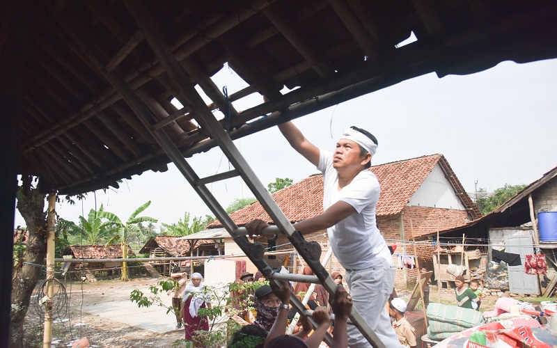 Digugat Cerai Istri Anne Ratna Mustika, Dedi Mulyadi Justru Perbaiki Rumah Janda