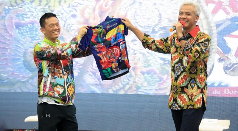  Ganjar Pamerkan Jersey Rider Tour de Borobudur 2022, Ternyata Karya Anak Berkebutuhan Khusus