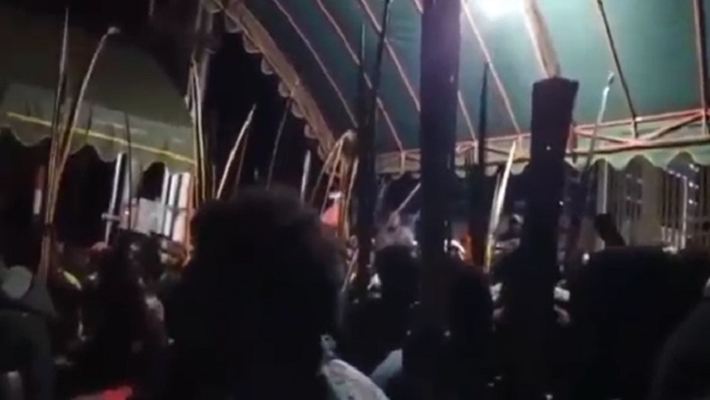 Berjaga di Rumah Lukas Enembe, Para Pendukung Nyanyikan Lagu Adat