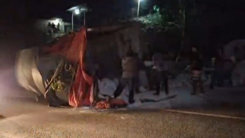 Truk Rem Blong Terguling dan Tutup Jalur Limbangan Garut, Lalu Lintas Macet Parah