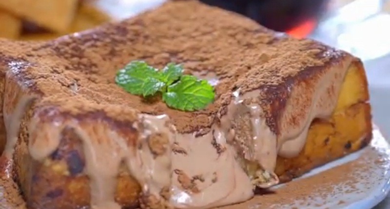 Ada Stok Roti Tawar di Rumah, Enaknya Dibuat Lava Toast Cokelat Lumer!