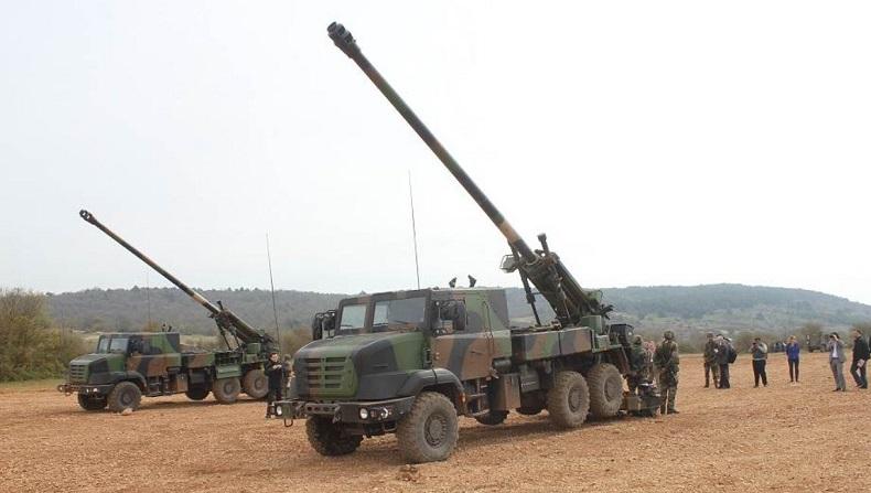  Prancis Siap Kirim Howitzer Caesar dan Latih Pilot Ukraina 