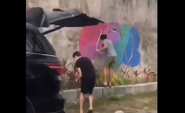Video Viral Aksi Vandalisme 2 Bule di Bali Corat-Coret Tembok Warga Ungasan