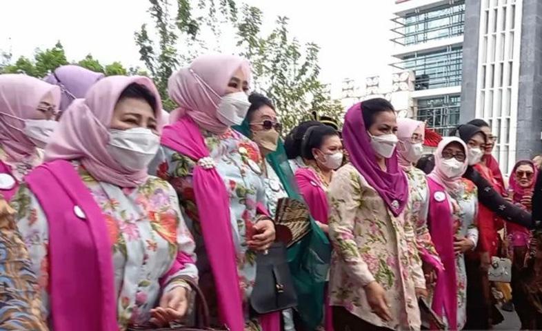 Ibu Negara Iriana Jokowi Tampil Anggun Berkebaya bersama Ribuan Orang di Solo