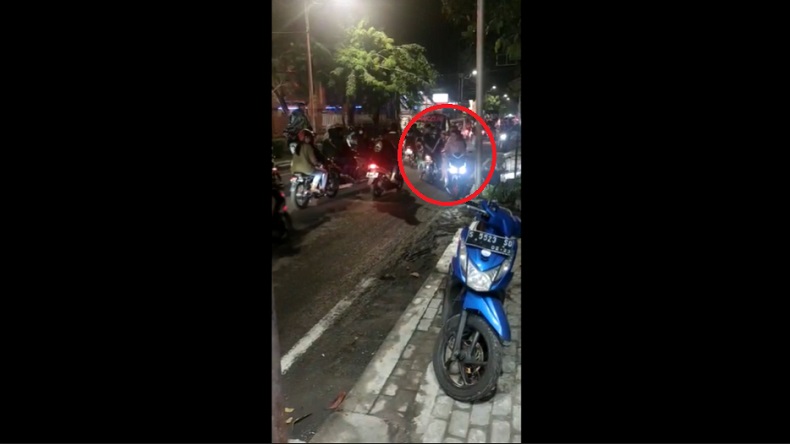 Viral Oknum Bonek Pukul Pengendara Motor Saat Konvoi Kemenangan Persebaya, Ini Kata Polisi