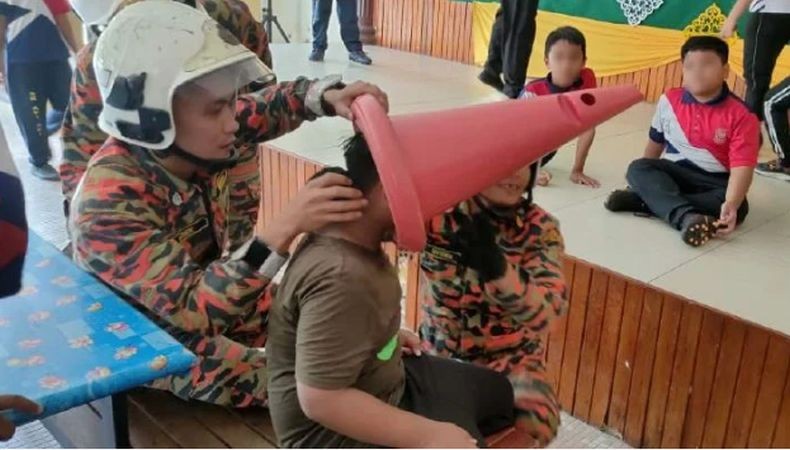 Kepala Bocah Ini Terjebak di Cone Lalu Lintas saat Iseng Bermain, Damkar Turun Tangan