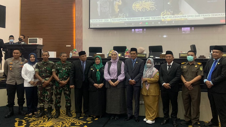 Ketua DPRD Karawang Berganti, Diambil Sumpah oleh Bupati Cellica