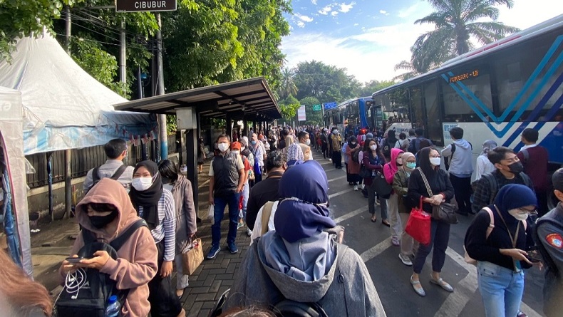 Heboh Antrean Panjang di Halte Transjakarta, JakLingko: Ada Pembaruan Sistem Tap In dan Tap Out