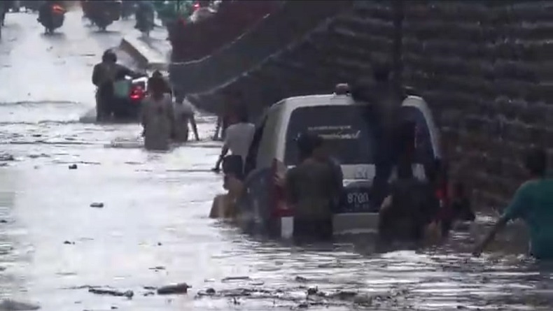 Kota Cimahi Diterjang Banjir, Mobil Terjebak Genangan di Cimindi, Lalu Lintas Macet