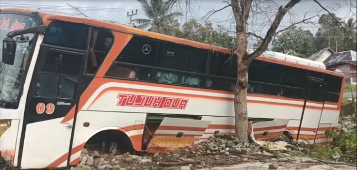 Detik-detik Bus Bawa 20 Penumpang Tabrak Pembatas Jalan hingga Ban Depan Lepas
