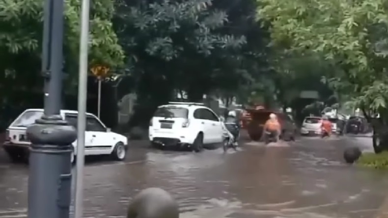 Hujan Deras dan Angin Kencang Landa Bandung, 20 Titik Jalan Terendam