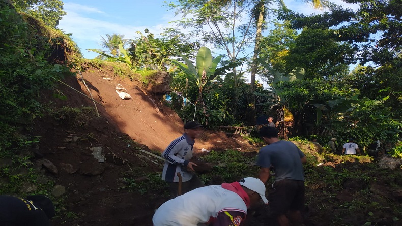 TPT di Cikalongwetan KBB Ambruk Diterjang Longsor, Jalan Desa Tertutup Tanah