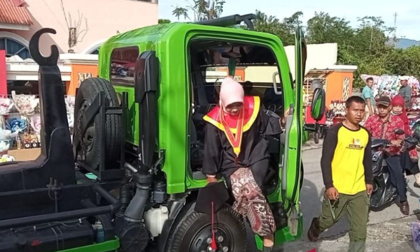 Cerita Wisudawati UMMY Solok Naik Truk Sampah hingga Jadi Lulusan Terbaik dengan IPK Cumlaude