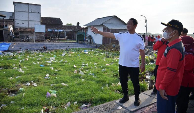 Hendi Marahi Camat dan Lurah saat Temukan Sampah Plastik Berserakan di Wilayah Tugu