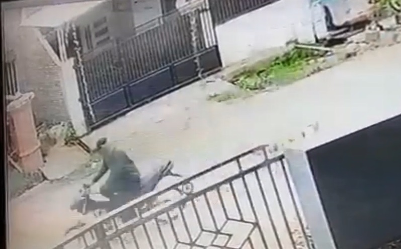 Terekam CCTV, Bocah 4 Tahun Jadi Korban Tabrak Lari di Maros, Patah Kaki