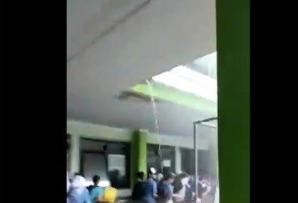 Tembok MTs Pondok Labu Roboh akibat Banjir, Damkar Terjunkan Pompa