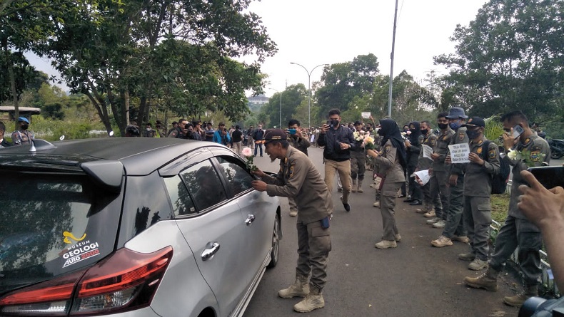 Honorer Satpol PP KBB yang Dirumahkan Gelar Aksi Bagikan Bunga di Kompleks Pemda