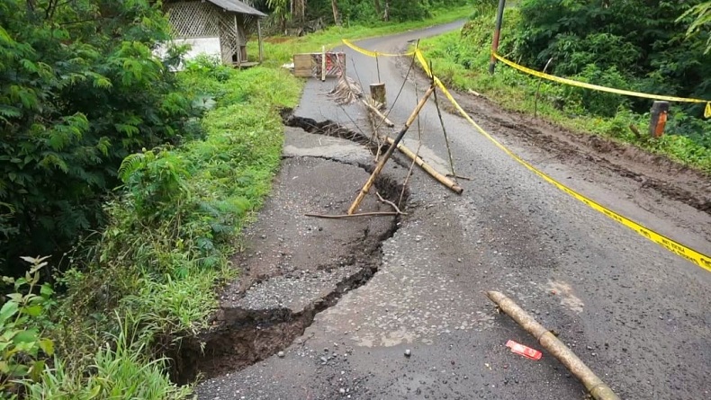 Jembatan Cikolomberan Penghubung 2 Kecamatan di Cihurip Garut Ambles