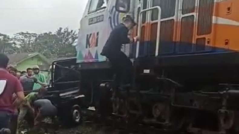 Mesin Mati di Tengah Rel, Pikap Tertabrak KA Pangrango di Karangtengah Sukabumi