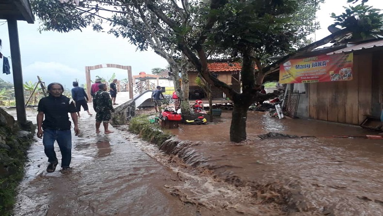 Diguyur  Hujan Deras, Sungai Cibojong Sukabumi Meluap lalu Rendam Perkampungan