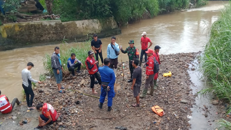 Asyik Bermain di Tepi Sungai, Bocah Terseret Arus Sungai Cinangerang Cianjur