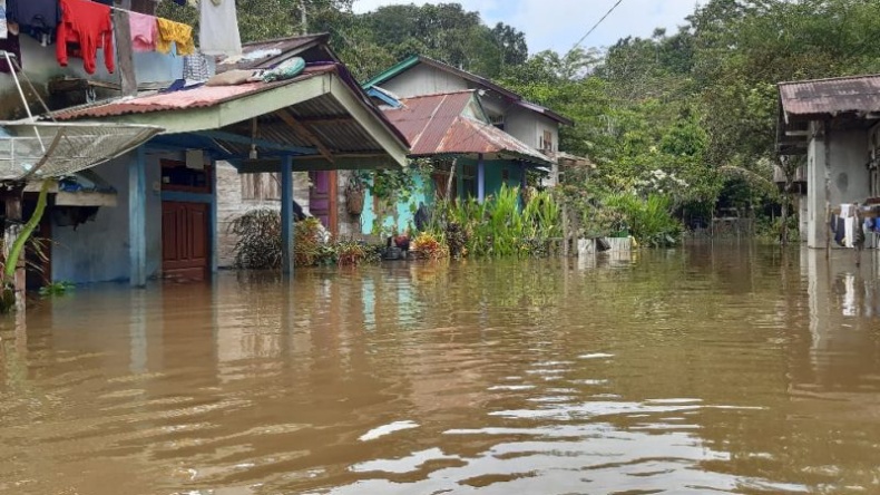 Banjir Terjang 5 Desa di Sekadau Kalbar, Tinggi Air Sepinggul Orang Dewasa