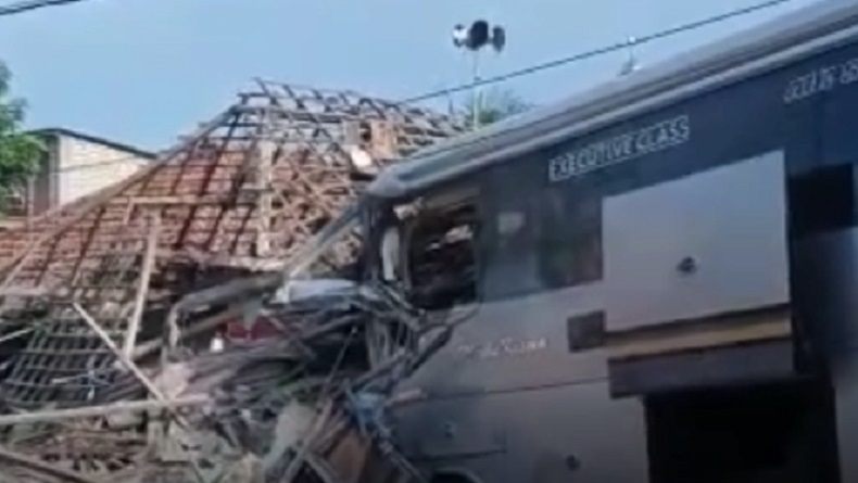 Bus Nyelonong Tabrak 5 Rumah sampai Ambruk di Lamongan, 8 Orang Luka